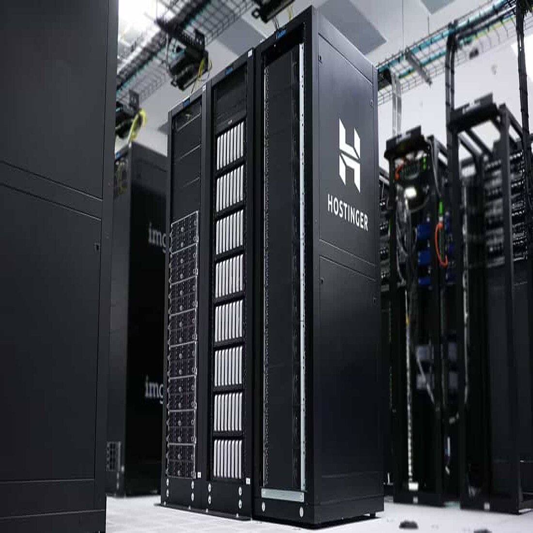 TWIPLAs Content Delivery Network: Im Inneren eines Hostinger-Rechenzentrums TWIPLA's CDN: wie die Server von Hostinger aussehen