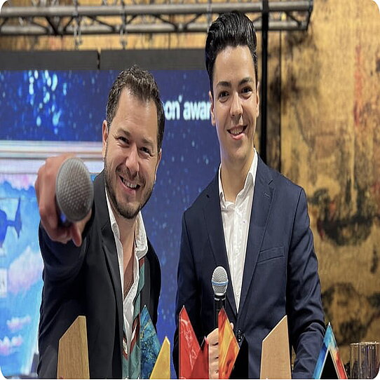 Die beiden Führungskräfte von Tekpon und die Gastgeber des Preises Tekpon awards presenters