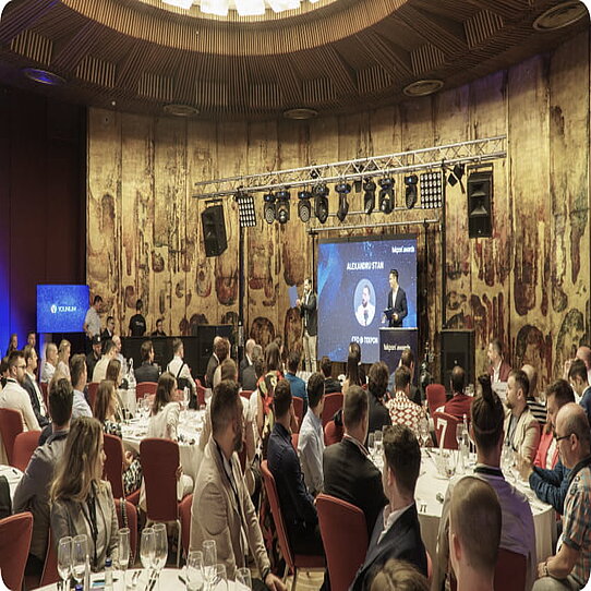 Die Teilnehmer beobachten, wie die Gewinner ihre Tekpon-Preise entgegennehmen Tekpon awards presenter